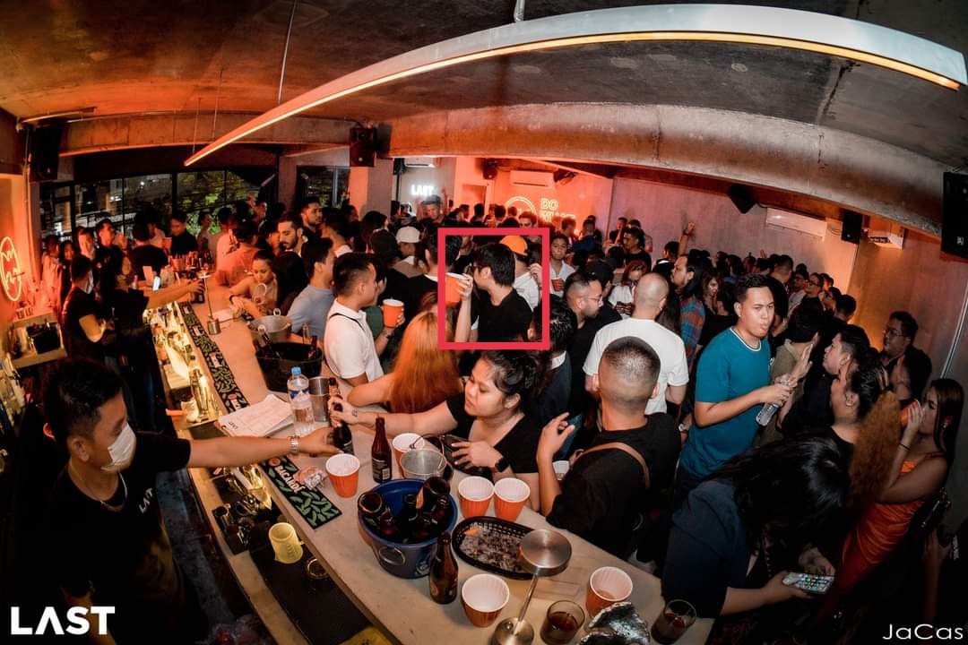 beerbruut's tweet photo. I know this is a long shot but is anyone here familiar with this guy (guy in the red box)? If yes, please please message meeee ๐๐ป
#cebu #cebucity #LASTbar #altercebu #nightout #sugbo #cebualter #altermandaue https://t.co/Jf8VqDBdEL