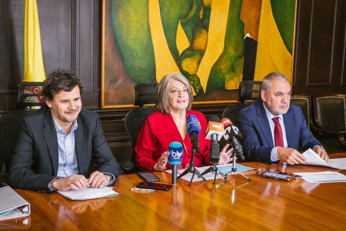 #AEstaHora 🕰️ | La ministra <a href="/CeciliaLopezM/">Cecilia Lopez Montaño</a> anuncia que la #ReformaAgraria👨‍🌾👩‍🌾🧑‍🌾 del gobierno del presidente <a href="/petrogustavo/">Gustavo Petro</a> se iniciará con la titulación de más de 680 mil hectáreas, beneficiando a campesinos, indígenas y afrodescendientes #AbrimosHilo🧵