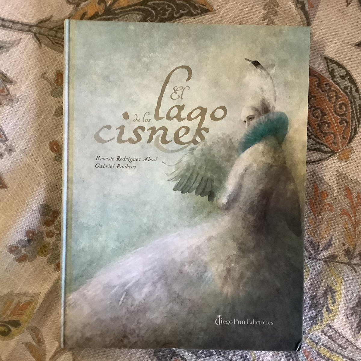 En Tenerife, <a href="/DiegoPun_ed/">Diego Pun Ediciones</a> ha publicado el álbum  “El lago de los cisnes”, con ilustraciones del maestro mexicano Gabriel Pacheco y versos del destacado escritor canario Ernesto Rodríguez Abad. Una hermosa interpretación de la historia que inspiró el ballet del gran Chaikovski.