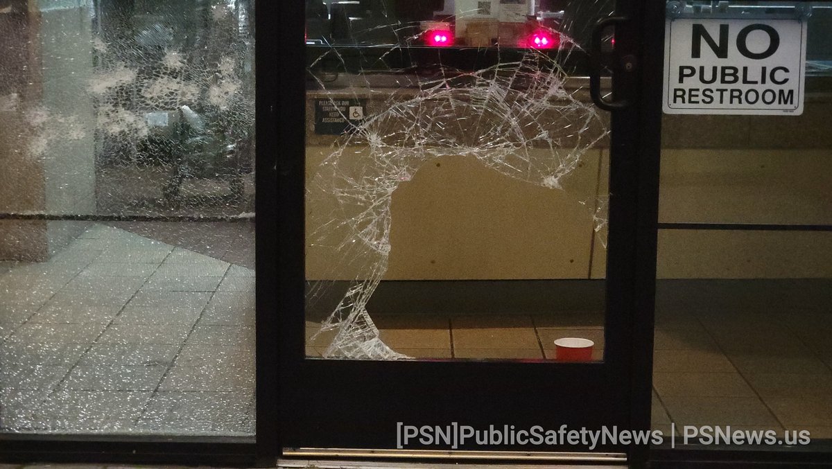 PSNews_Sac's tweet photo. #MOMENTSAGO #Burglary #Midtown
Officers were hailed for a burglary was in progress at the Panda at 17th and R Streets.
A #transient male inside the business. He was arrested
Windows to the business were bashed and a large hole was smashed in the entrance door.
#TransientRelated https://t.co/YmJCTQ85CX