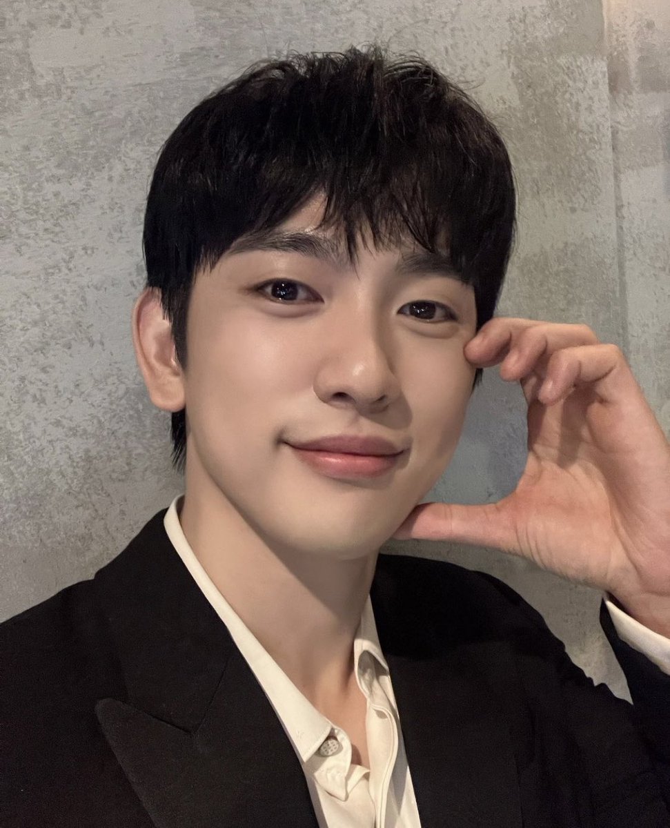archivejy_'s tweet photo. Happiest of birthdays to the cutest, hottest, most talented man on the planet! I’ll always wait for and support you. Here’s to more years with Jinyoung 💚 

@JINYOUNG #Jinyoung #진영
#진영이_생일세포_오늘주인공
#ShiningOnJinyoungDay https://t.co/dzwrqlgiTB