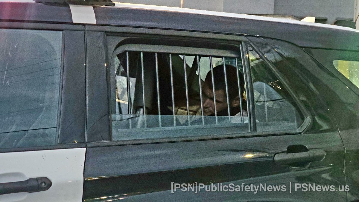 PSNews_Sac's tweet photo. #MOMENTSAGO #Burglary #Midtown
Officers were hailed for a burglary was in progress at the Panda at 17th and R Streets.
A #transient male inside the business. He was arrested
Windows to the business were bashed and a large hole was smashed in the entrance door.
#TransientRelated https://t.co/YmJCTQ85CX