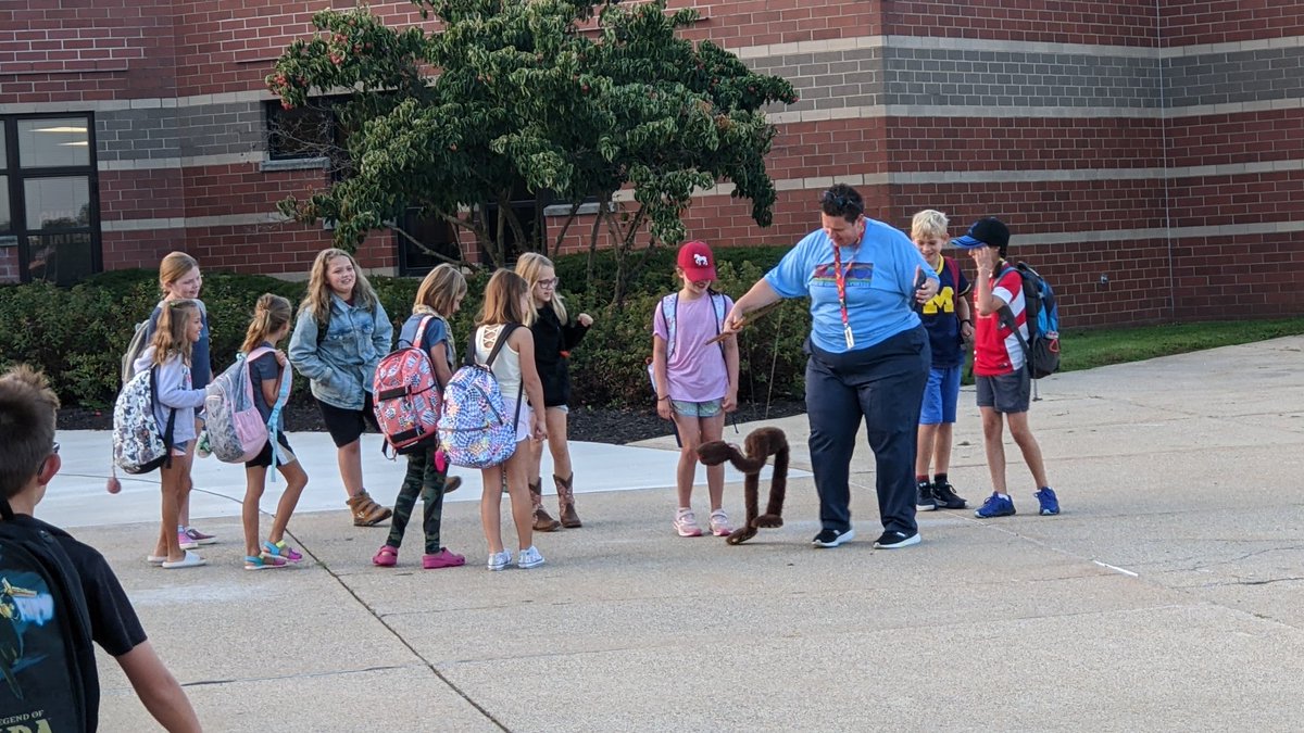 penglishSTEM's tweet photo. That's how you greet students in the morning.  Go @FloyLatham #glcsRyan #gogulllake https://t.co/x58GR7rFwc