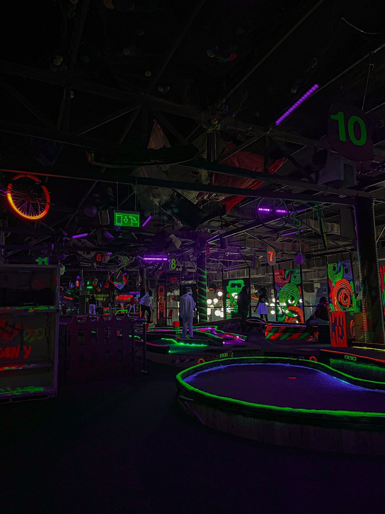 Wale wa date day/night ama game night
Iko pahali moja murwa 

Glow in the dark Golf course 
It’s an 18 course In Ozone Village market 

Prices are Ksh 600 per person. Hii inaweza kuwa Bonding thing ama first date. Utaenda na nani huku?