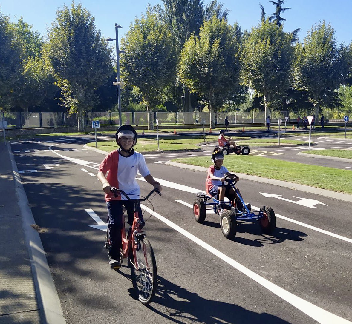 CCVirgenBlanca's tweet photo. SEᗰᗩᑎᗩ ᗪE ᒪᗩ MOᐯIᒪIᗪᗩᗪ
🚎🚲🚙🚶🏻♂️
Nuestros alumn@s se 6° EP participan en actividades como “Rastreo de itinerarios de autobús” y Taller de Ed. Vial en el Parque Infantil de Tráfico.
#ALESA @LeonAyto
#SeguridadVial
#CCVirgenBlancaLeón @FundEducere https://t.co/RW8BXts4Yd