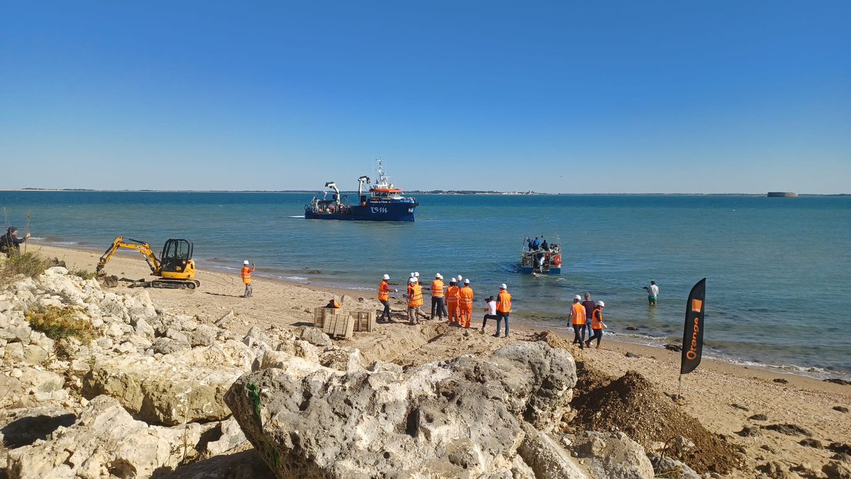 La câble arrive à l’île d’Aix. Les équipes d’<a href="/OrangeNvAquit/">Orange Nouvelle Aquitaine</a> et <a href="/OrangeMarine_/">Orange Marine</a> à pied d’œuvre sur la plage et sur le navire. <a href="/didier_dillard/">Didier Dillard</a> <a href="/JulyCalvet/">Julie Calvet</a>