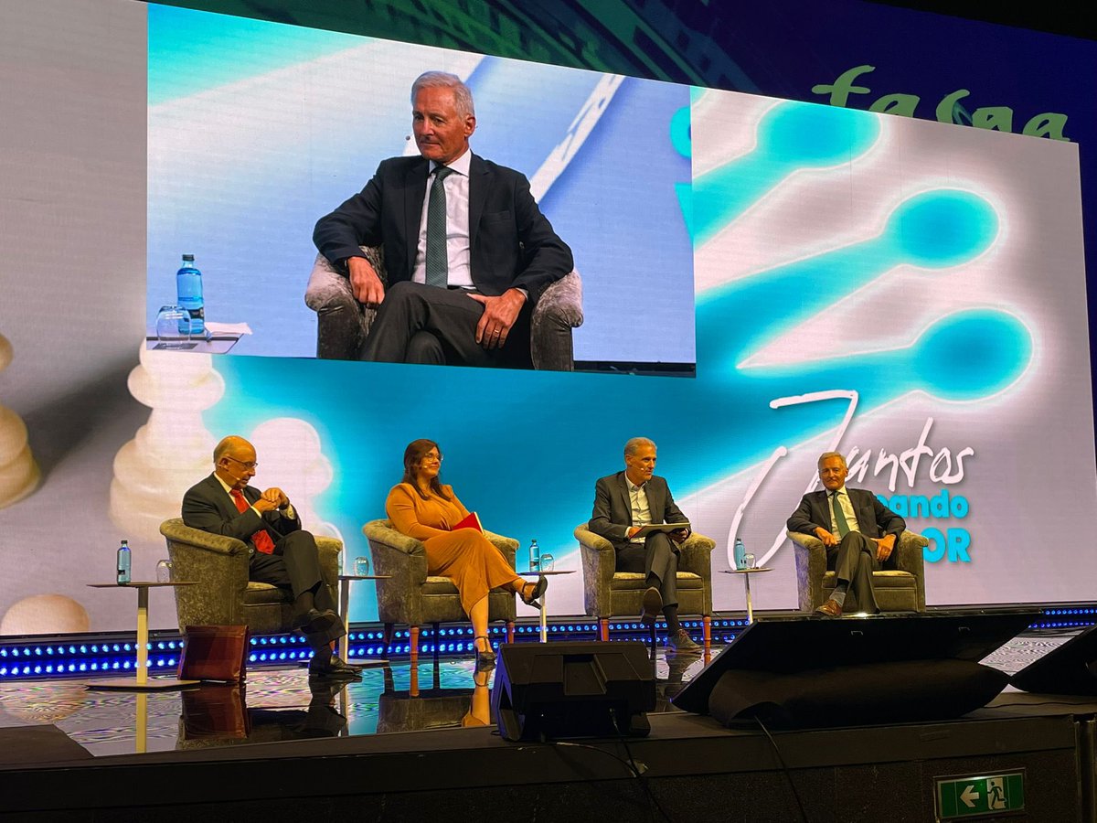 Valorianenred's tweet photo. Mesa diálogo “El Mercado Laboral del Futuro”. Modera el director general de @Servimedia, @gonzalezhuesa, y participan Don Juan Chozas, ex secretario general de Empleo, Cristóbal Montoro, Ex ministro de Hacienda y Jessica Bayón  investigadora de @Nebrija #XIICongresoEstatalFasga https://t.co/ifNkzDCd40