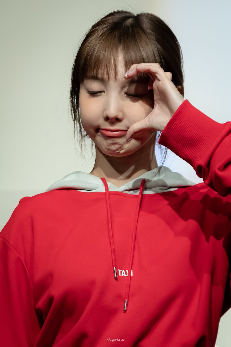 PurpleNayeon_'s tweet photo. | #NAYEON DAY GIVEAWAY 🇵🇭 |

Mechanics:
• Like &amp; RT
• Reply w/ your fave NY pic 💙
• Tag @JYPETWICE
• Use #POPstar_NayeonDay
#원스의_노을이_나연이
✨Prizes are on the 1st photo✨

‼️Then, add your Username on the Google Sheet below‼️
https://t.co/wmLfCPFHKI

End: 22-Sep 11PM https://t.co/nk1JYagcUv