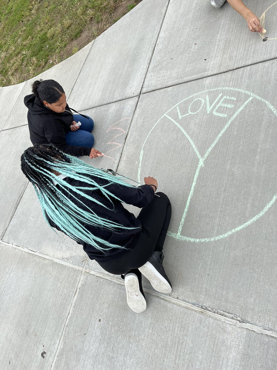 SDelormELA's tweet photo. Chalk for Peace! @CrecArtsMiddle1 https://t.co/3JgOOu2q7d
