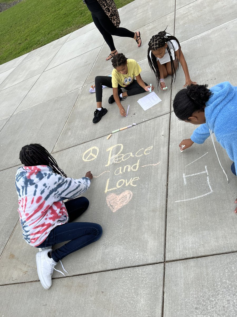 SDelormELA's tweet photo. Chalk for Peace! @CrecArtsMiddle1 https://t.co/3JgOOu2q7d