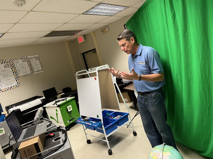 NISDGlass's tweet photo. Thank you @BillTaylorKENS5 for Tuesday with Taylor!! We love having a special guest on our morning announcements.
#glassignited https://t.co/KX867dtTar