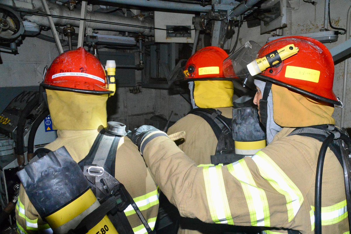 Armada_esp's tweet photo. Los #Trozos de Seguridad Interior son grupos formados por la dotación del buque, organizados de tal manera que pueden luchar contra cualquier incidencia interna eficazmente.
📸La fragata #Navarra se adiestra en la situación de Zafarrancho de Combate.
#SomosLaArmada🇪🇸⚓️ https://t.co/d7UD7XHYl9