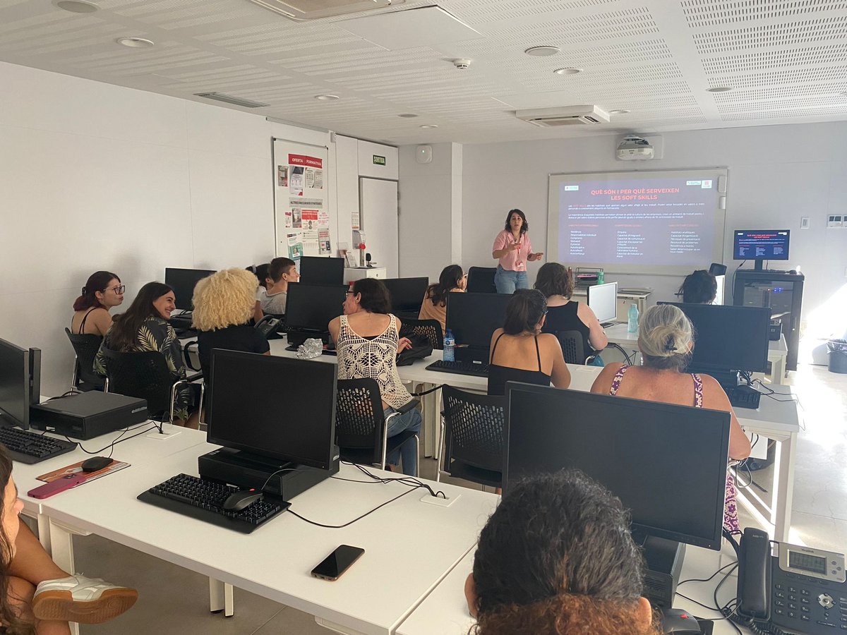 OcupacioCR's tweet photo. L'última Càpsula: Soft Skills, va ajudar a l'alumnat de @FactoriaF5 i @fundacionesplai a conèixer les soft skills, aprendre a treballar en equip i com afrontar una entrevista de feina.
A #OcupacioCreuRoja seguim treballant en el #BCNInclusiveCoding oferint noves oportunitats! https://t.co/oKMxLBu4tw