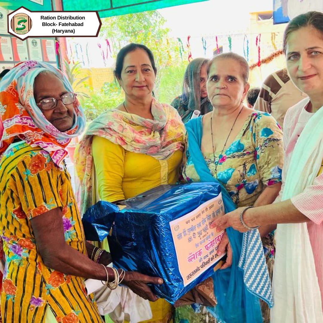 GreenSwelfares's tweet photo. Meet the heroes who are active round the clock &amp; reach out to those in need of food and essentials. #DeraSachaSauda volunteers help underprivileged families by providing monthly ration &amp; food items to them. #RationDistribution #FoodBank #helpinghand https://t.co/n1TItBHGni