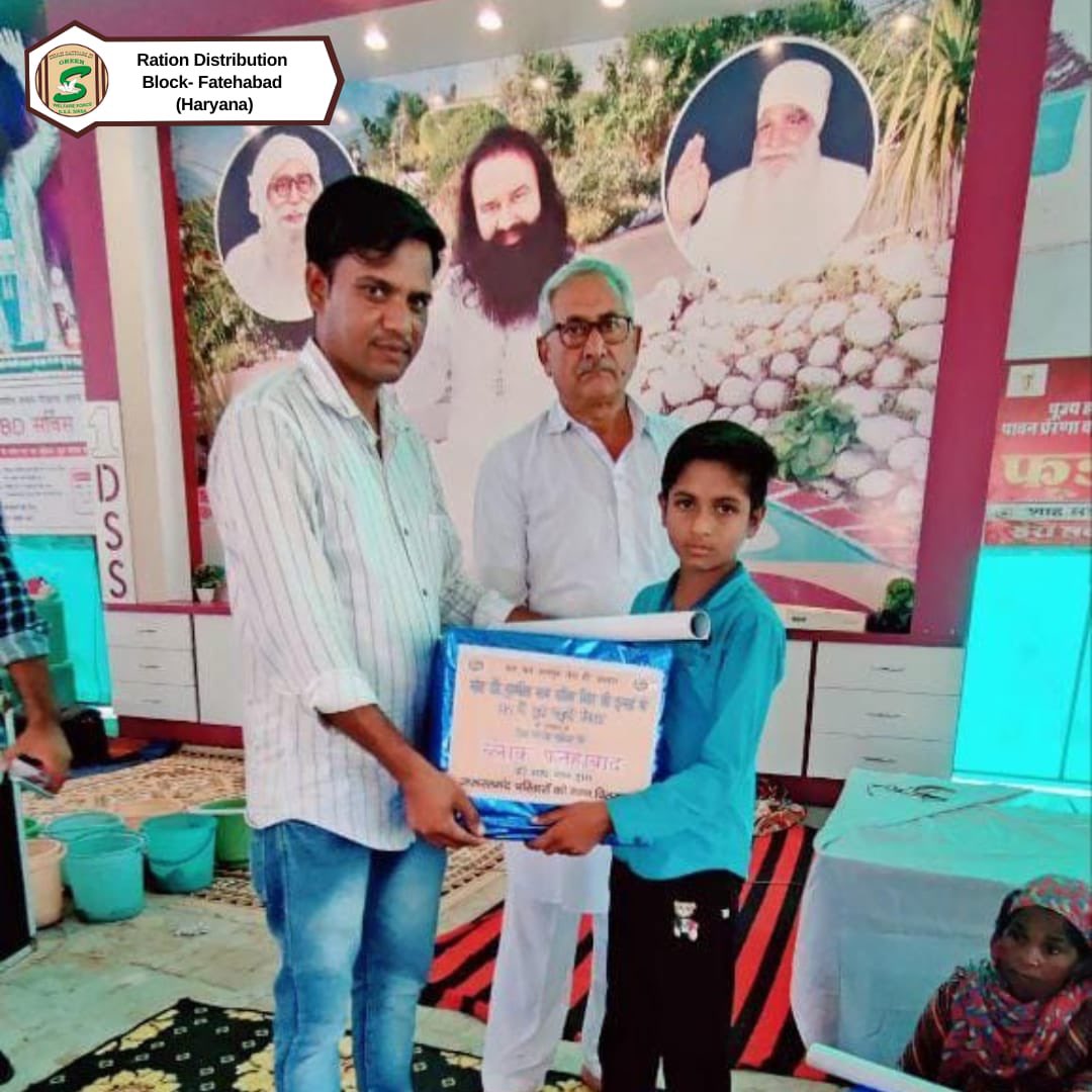 GreenSwelfares's tweet photo. Meet the heroes who are active round the clock &amp; reach out to those in need of food and essentials. #DeraSachaSauda volunteers help underprivileged families by providing monthly ration &amp; food items to them. #RationDistribution #FoodBank #helpinghand https://t.co/n1TItBHGni