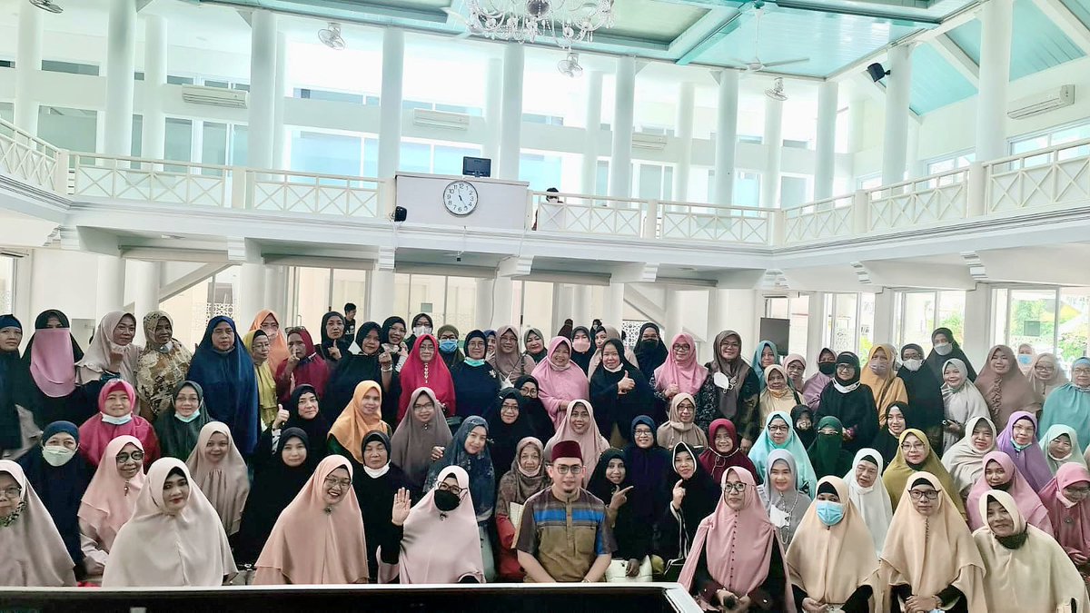 Hilmi28's tweet photo. Pas kajian ada jamaah emak2 tanya "Ustadz percaya politisi tidak ?" Saya jawab "TIDAK !" "Memangnya knpa ?" Sahutnya...

"Kalau saya percaya politisi, berarti saya nambah rukun iman donk 😜". Emak2 semasjid pun pada ngakak 😂 https://t.co/GXv1mwoEka