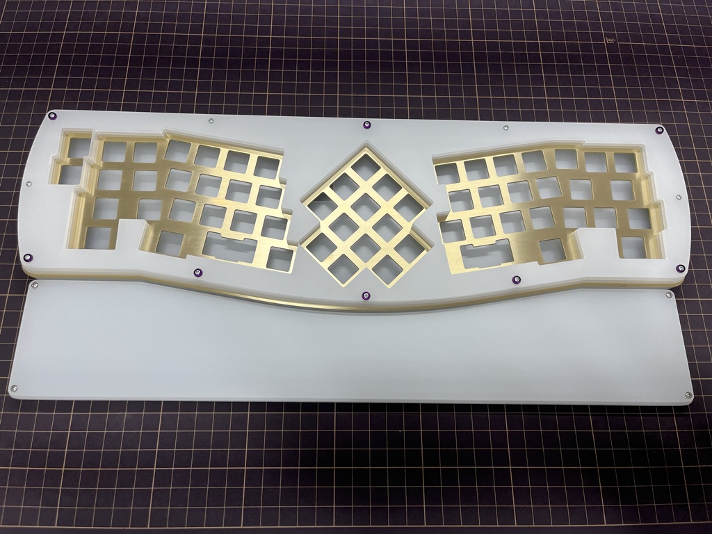 manokoto's tweet photo. 遊舎工房のレーザー加工サービスでキムラシンショクバさんのz01（tenalice-ambidextrous用ケース）を作りました。

#自作キーボード https://t.co/nmG8VUwwZB