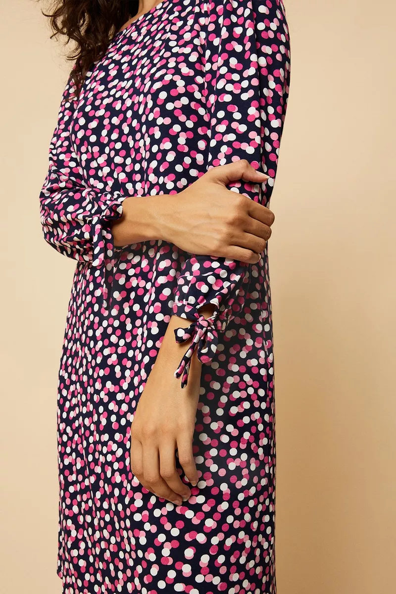 WallisFashion's tweet photo. Who said dressing for autumn canβt be fun? This fabulous dress is perfect for the seasonal shift ππ
Your autumn style. In three words. GO! π
Shop online here π
https://t.co/w3YZxFyACW
#foreverwallis #wallisfashion #autumndresses #seasonlooks #floralprint https://t.co/ajCuwxZf2i