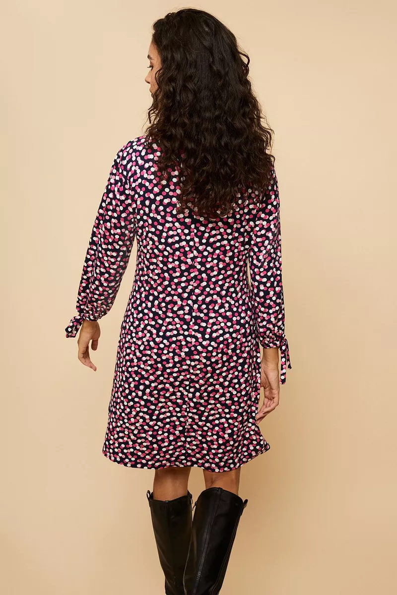 WallisFashion's tweet photo. Who said dressing for autumn canβt be fun? This fabulous dress is perfect for the seasonal shift ππ
Your autumn style. In three words. GO! π
Shop online here π
https://t.co/w3YZxFyACW
#foreverwallis #wallisfashion #autumndresses #seasonlooks #floralprint https://t.co/ajCuwxZf2i