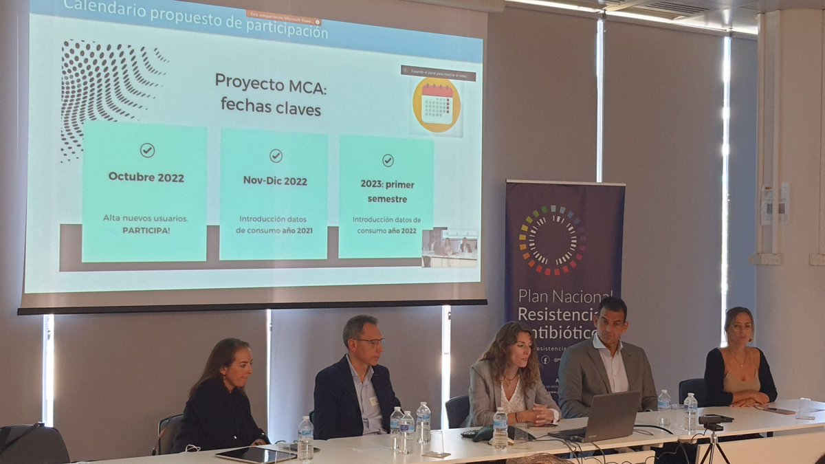 Los miembros del grupo coordinador @Grupo_AFinf_SEF José María Gutiérrez y Sara Cobo realizan una demostración del uso de la nueva herramienta de consumo presentada hoy por la <a href="/sefh_/">S.E.F.H</a>  y el <a href="/PRANgob/">Plan Antibióticos</a>