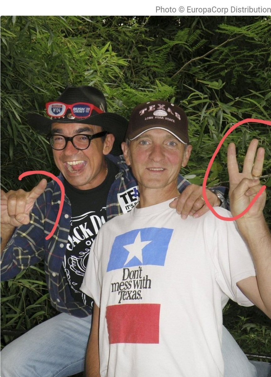 PublicEnem_y's tweet photo. Grand supporter de #Bush2004 et du #labête visiblement le grand "Karl Ground Zero" 🤡😏 https://t.co/Cdmt9qweZM