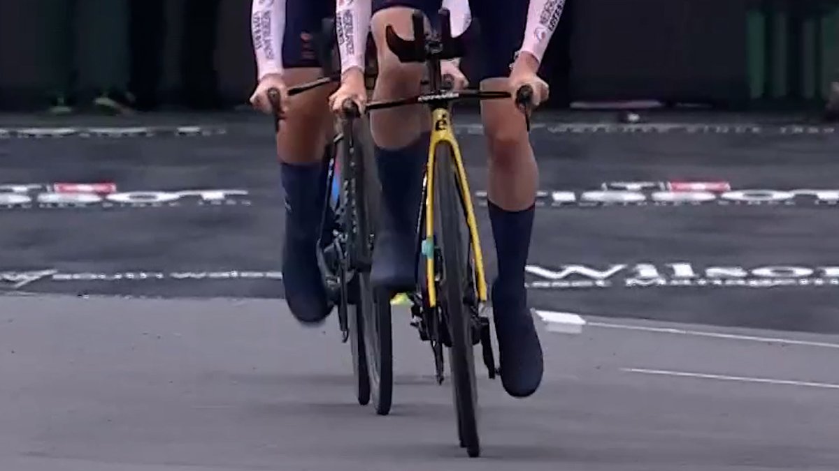 felixmattis's tweet photo. I replayed it frame by frame & zoomed in. Chain drops, Van Vleuten crashes, tire explodes afterwards at barriers/sidewalk. End to the story. #Wollongong2022 #Chaingate
Hint: Slowmo starts too late, use original pictures.
📸Screenshot of Live Broadcast.
https://t.co/tZi18tKq4P https://t.co/m22bC7EDZL