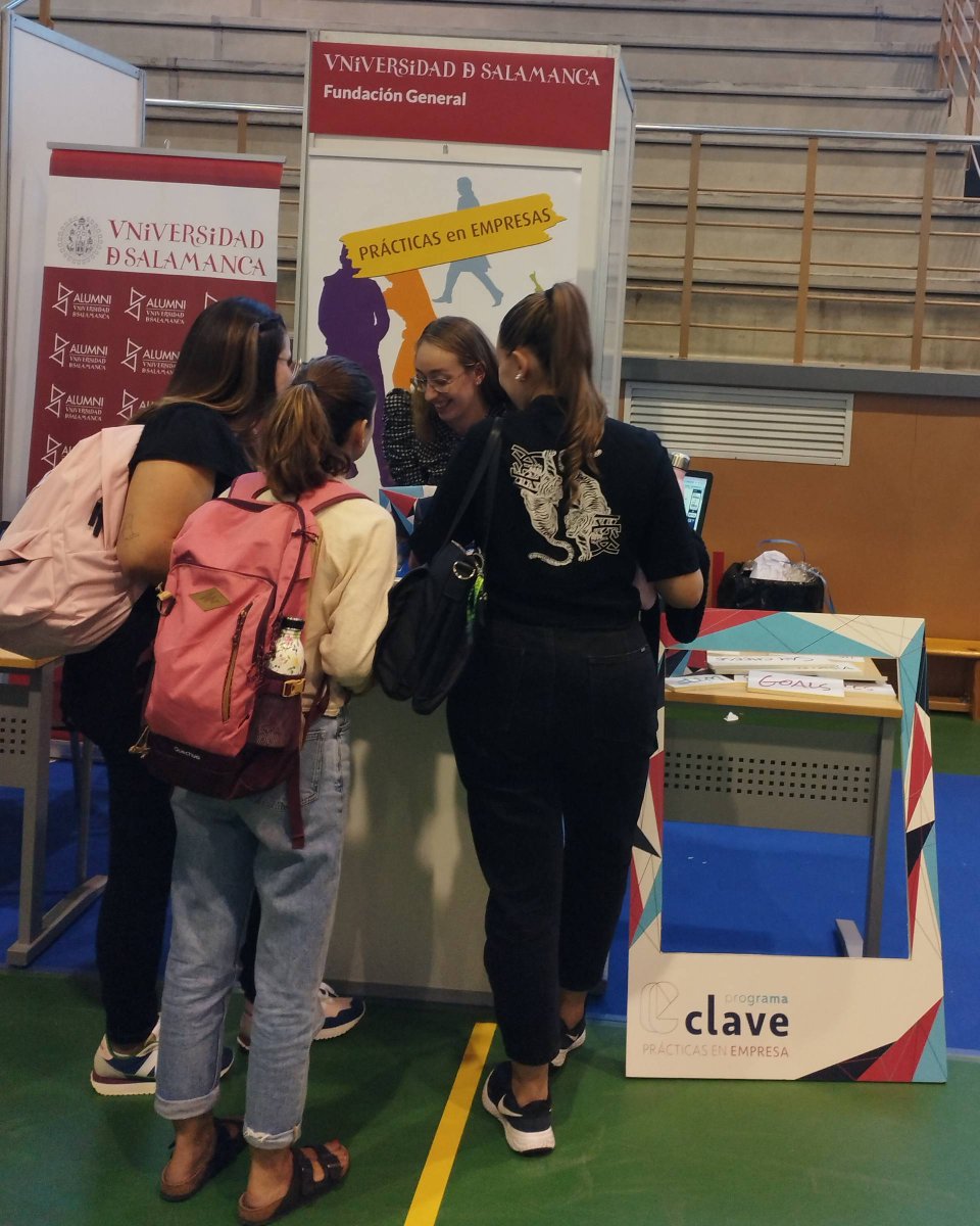 fgusal's tweet photo. Hoy estamos en la @EPSZ_USAL para daros la bienvenida a todos los estudiantes de Zamora. Pasaros por el stand más divertido e informaros sobre las #PrácticasRemuneradas del #ProgramaClave. ¡Os estamos esperando! https://t.co/qaQHtmnVDP