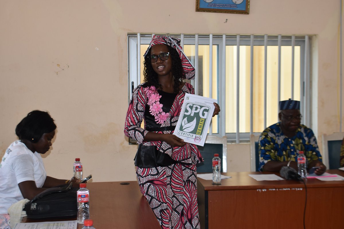 acedafrica's tweet photo. Ce mardi 20 septembre s’est tenue à la Mairie de Sô-Ava, la cérémonie de remise de certificats SPG-BIO aux maraîchers en présence des représentants de :
- la Mairie de #SoAva
- la Cellule communale de l’ATDA
- l’Association des maraichers de Sô-Ava
- la FUPRO BÉNIN
- et du CRE https://t.co/gPUWRbW2aS