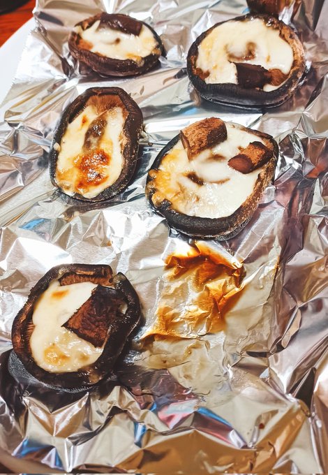 勘でしいたけにチーズのせて醤油たらして焼いた。うまい。 