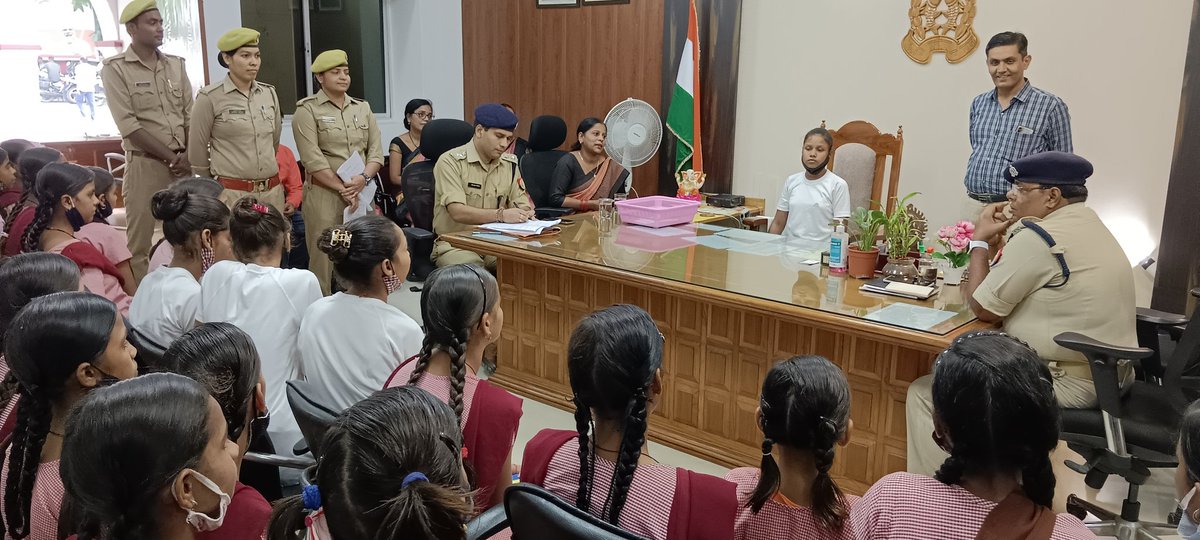 #SPBahraich श्री केशव कुमार चौधरी द्वारा विहान बालिका विद्यालय की बालिकाओं के साथ संवाद एवं पुलिस की कार्यशैली एवं विभिन्न सामाजिक खतरों के विषय में जागरूकता कार्यक्रम। #UPPolice