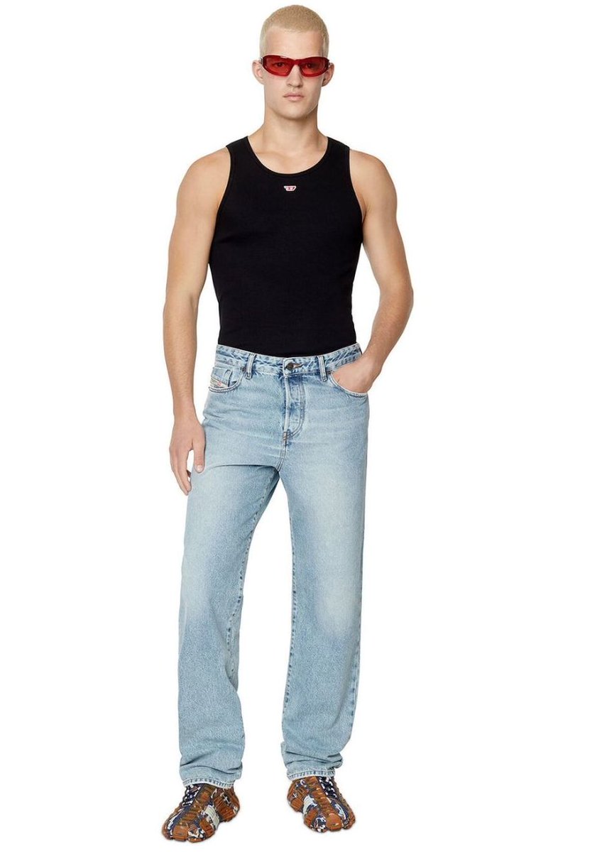 Bazen sadece bir jean bir atlet yeter..🤟🏻
#trendwatch @diesel

#beman #bemanmagazine #manstyle #manmagazine