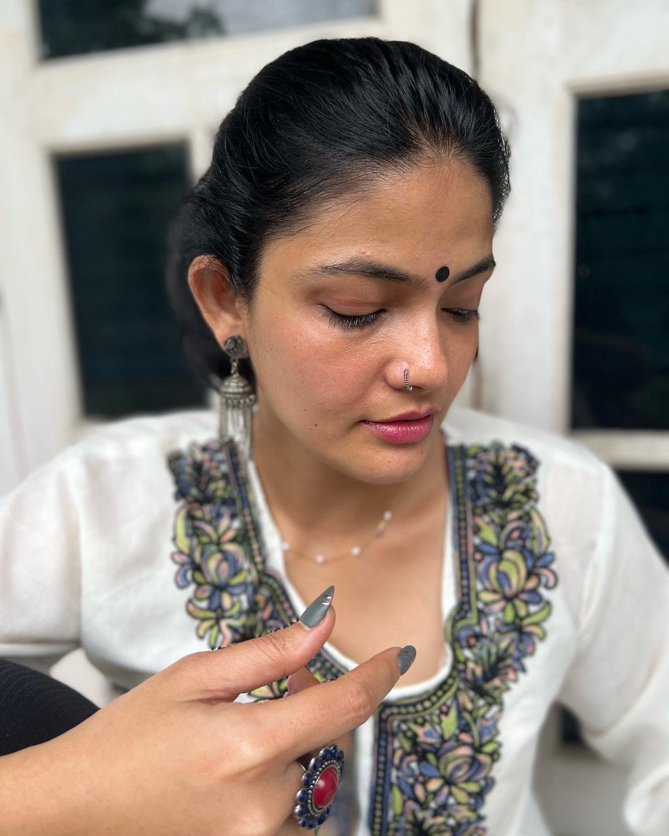 Iamkalpika's tweet photo. செலுத்துகிறது
Celuttukiṟatu

#candid #iphoneonly #earlymorning #kalpika #iamkalpika #nosering #blackbindi #jhumki #fingerrings #stones #coffee #conversation #balcony #pony #tamil #iyengar https://t.co/NspK8Tm9PI