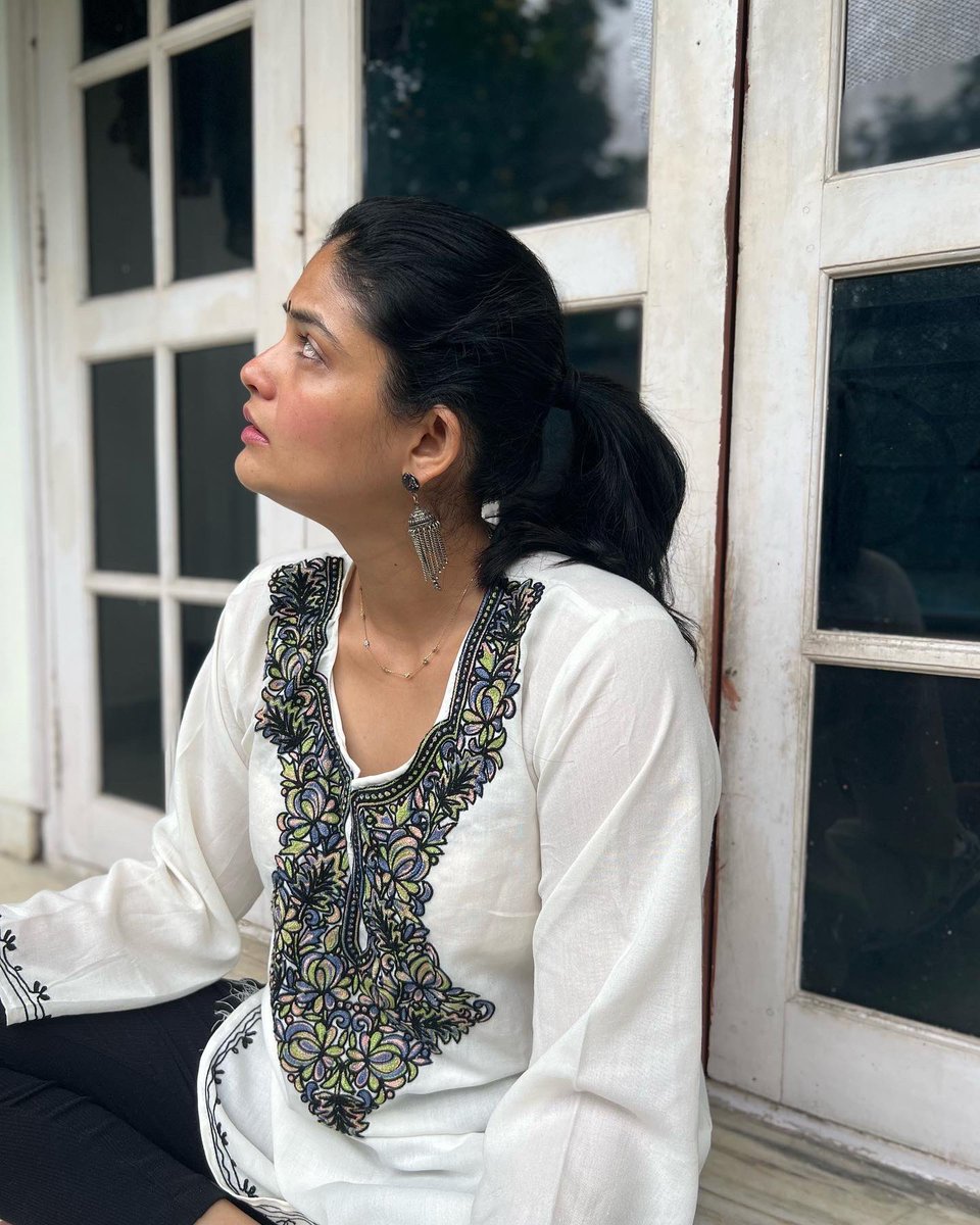 Iamkalpika's tweet photo. செலுத்துகிறது
Celuttukiṟatu

#candid #iphoneonly #earlymorning #kalpika #iamkalpika #nosering #blackbindi #jhumki #fingerrings #stones #coffee #conversation #balcony #pony #tamil #iyengar https://t.co/NspK8Tm9PI
