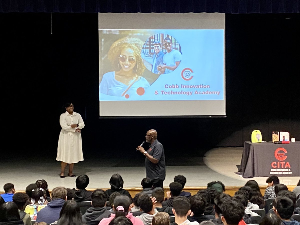 smdraketeach's tweet photo. Big thanks to Dr. Barney from @cita_ccsd for giving @SmithaCardinals Ss an intro to the possibilities right down the street. You sparked interest &amp; curiosity in so many today! ❤️🖤 https://t.co/cgLaKhEaup