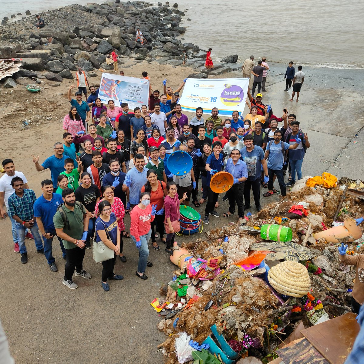 TCEConnect's tweet photo. #TCEndeavour #TVW18 #TCEConnect
48 #volunteers from Tata Consulting Engineers Limited (#TCE) participated in a #cleanliness drive at Dadar Chowpatty. 19 volunteers from Tata AIA also joined the beach cleaning drive. Together the team removed around 50 kg of harmful waste. https://t.co/cnCr32WLRQ
