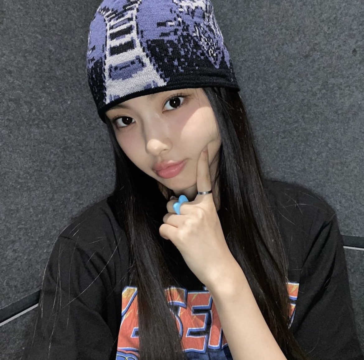 NewJeansヘイン、ヘリンのニット帽スタイルが可愛い💙 前髪はセンター