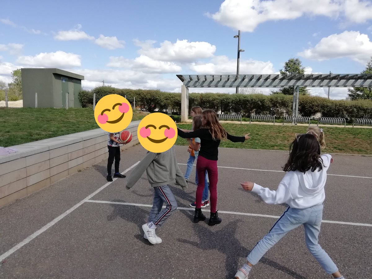 De retour sur Twitter 😊 avec la semaine du sport ! Lundi et mardi les CM et CE ont découvert 8 ateliers de courses, lancers, manipulation de balles. Ils les ont testés dans la pratique et l'arbitrage.