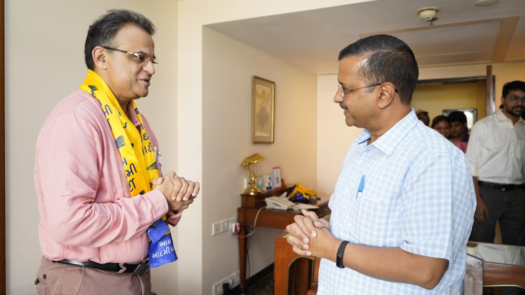 aapkatohid's tweet photo. कल माननीय @ArvindKejriwal जी के वड़ोदरा आगमन पर प्रतिष्ठित डॉक्टर #शैलेश_परिख जो #अमृतमल्टीस्पीशियलिटी #हॉस्पिटल के मालिक है उन्होंने मेरे रिफरेन्स दुआरा @AAPGujarat का दामन थामा। मुझे पूरा भरोसा है जिस तरह पार्टी मे अच्छे,पढ़े लिखे सज्जन आते रहेंगे पार्टी और मजबूत होती रहेगी। https://t.co/DEZSeeYcDv
