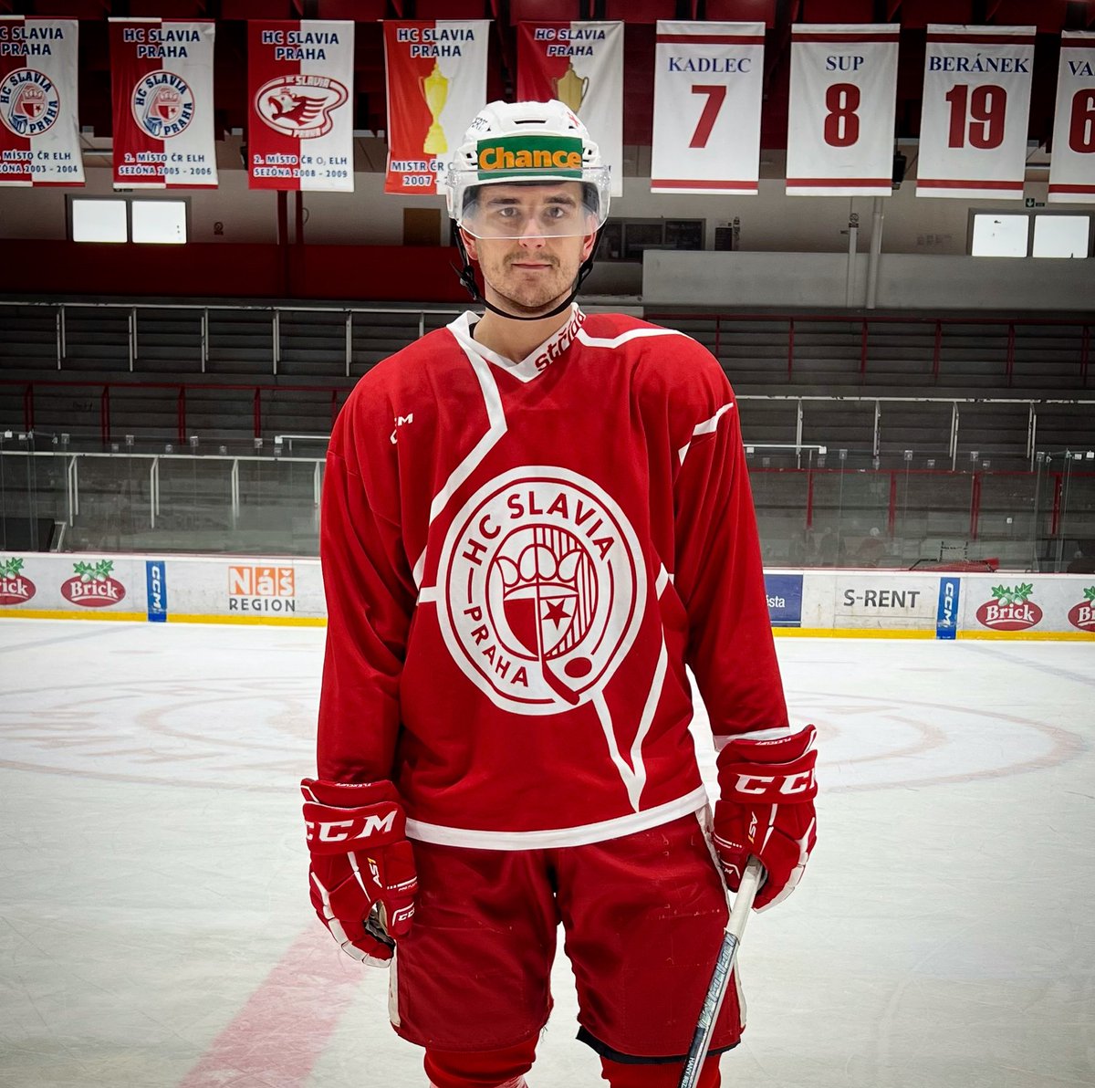 HCSlavia's tweet photo. ℹ️ Vzhledem k velké marodce nám v dnešním zápase na ledě Přerova vypomůže obránce Tomáš #HANOUSEK z Mladé Boleslavi. Hodně štěstí v červenobílém dresu, Tome! 🔴⚪️ https://t.co/IhNYt89TOJ