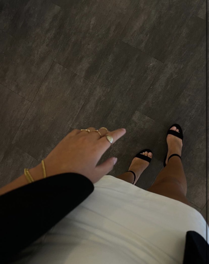 deessetofee's tweet photo. Quel chien veut faire plaisir à sa maîtresse ? Les #moneyslaves vous êtes où?#pieds #esclave #fandepieds #fetichiste #feetgirl #feet https://t.co/kCJxL1KUap