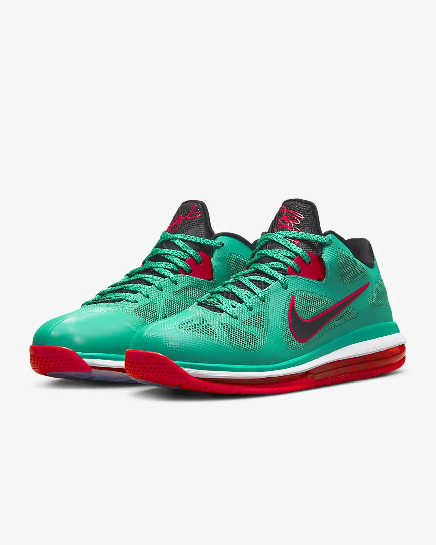 ManuHeredia21's tweet photo. El Liverpool, de la mano de Nike, ha lanzado unas nuevas zapatillas: las LeBron. Ojo a los detallitos que trae. https://t.co/IUJ1HfNdkb