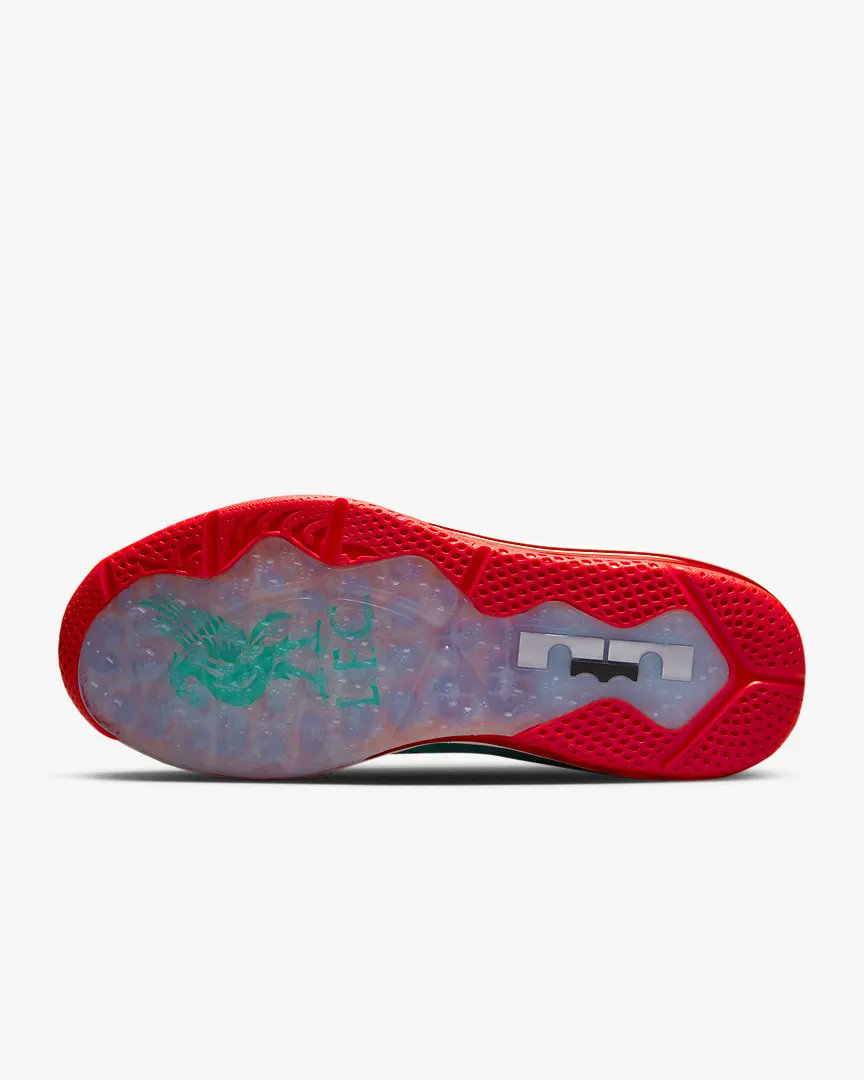 ManuHeredia21's tweet photo. El Liverpool, de la mano de Nike, ha lanzado unas nuevas zapatillas: las LeBron. Ojo a los detallitos que trae. https://t.co/IUJ1HfNdkb