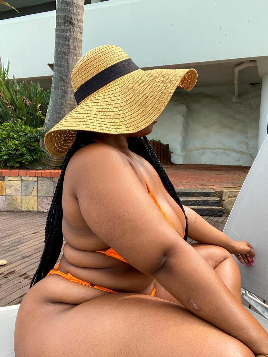 SoooRofhiwa's tweet photo. Out of office 🧡🏝 https://t.co/X70SKuGU2R