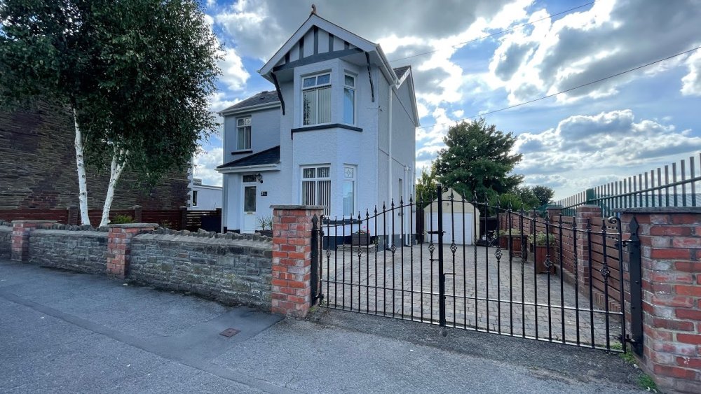 Welcome to No. 2 😍😍😍 A beautifully presented and spacious four bedroom home situated on James Street, Pontarddulais. akya.io/632AeCaFdEd51?…