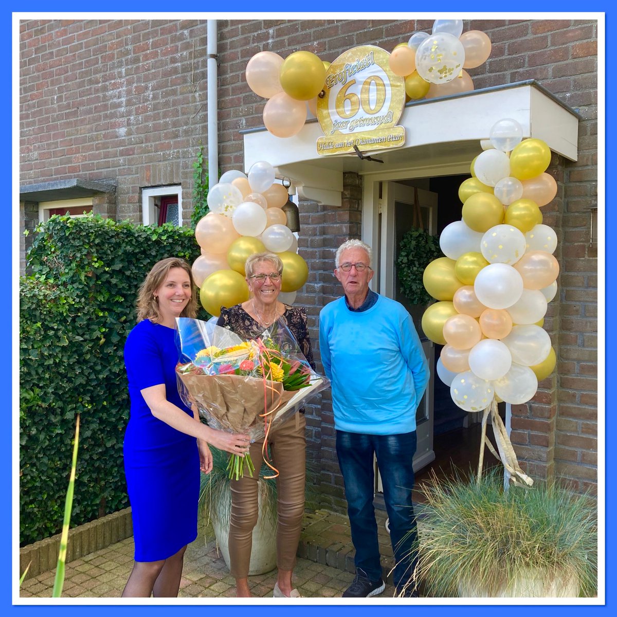 Wat een feest! Vandaag mocht ik namens de gemeente bij het echtpaar Krikke een bos bloemen en een cadeau langsbrengen ter ere van hun 60 jarig huwelijksjubileum. Op de vraag wat het recept is om de 60 te halen was het nuchtere antwoord:"Gewoon doorgaan". Prachtig!#defryskemarren