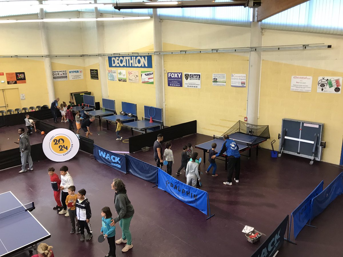 EcolePerat's tweet photo. Lancement de notre année sportive durant cette semaine de la #JNSS.
Toutes les classes de l’école découvrent les locaux et l’équipe de l’USSTT qui sera notre partenaire cette année !
#génération2024 @usep17 @IENsaintes17 @DSDEN17 https://t.co/YilB9XXAlj