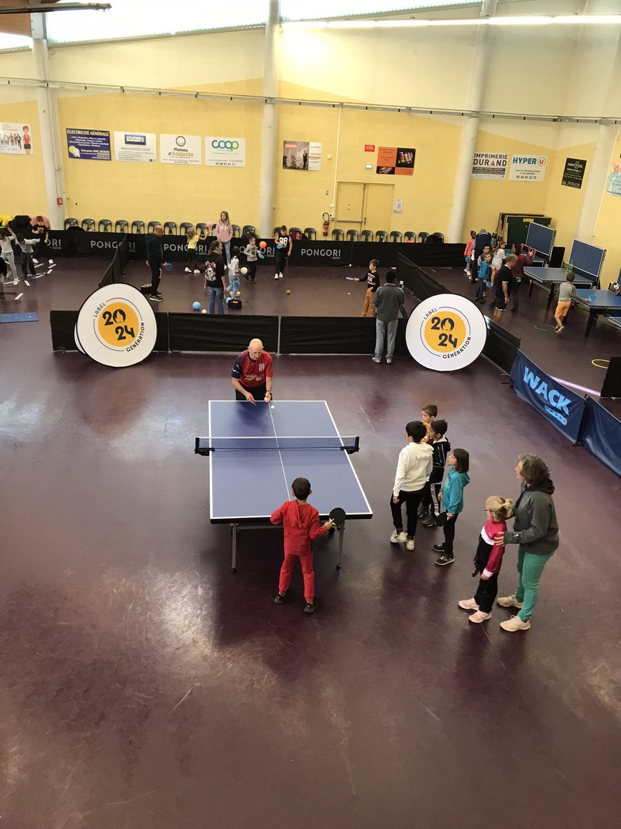 EcolePerat's tweet photo. Lancement de notre année sportive durant cette semaine de la #JNSS.
Toutes les classes de l’école découvrent les locaux et l’équipe de l’USSTT qui sera notre partenaire cette année !
#génération2024 @usep17 @IENsaintes17 @DSDEN17 https://t.co/YilB9XXAlj