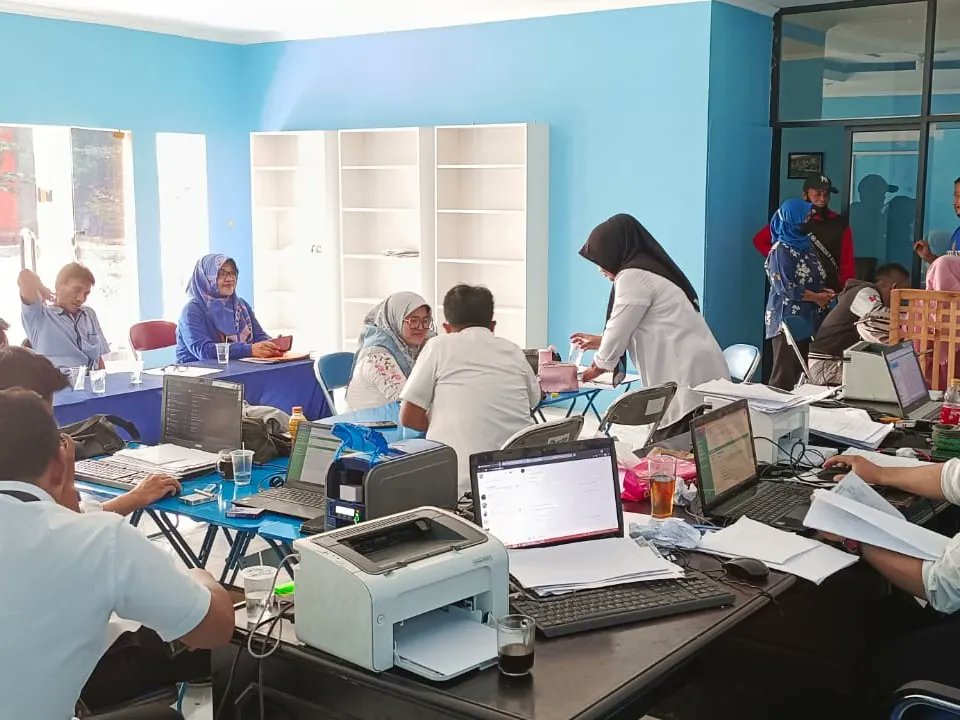dpcpdkabbogor's tweet photo. Dalam rangka Bulan Bakti @PDemokrat yg di intrksikan langsung Ketum @AgusYudhoyono, DPC Kabupaten Bogor, menyelenggarakan kegiatan Pembuatan Akta Lahir dan Kartu Keluarga GRATIS

Kegiatan ini terlaksana berkat kerjasama antara DPC Kab. Bogor dngn Disdukcapil Kabupaten Bogor. https://t.co/Qju5toMH1c