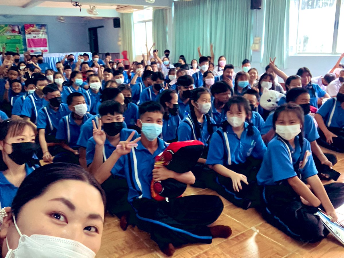 midorikawa06's tweet photo. サワディージャオ日記

昨日は中3に日本クイズして、日本食授業の買い出しして、今日はからあげの下ごしらえした。
やる事多いけど、楽しんでくれてて嬉しい。

#日本語パートナーズ　#タイ10期　#chiangmai #Japan #明日は　#定食作る　#忙し　#みんな　#余分な　#鶏皮　#持って帰ってた　#大人気 https://t.co/IkQqv4oOaa