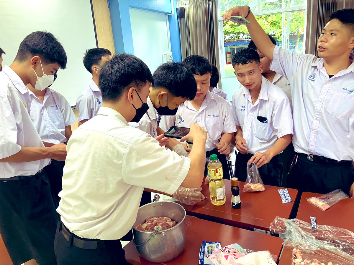 midorikawa06's tweet photo. サワディージャオ日記

昨日は中3に日本クイズして、日本食授業の買い出しして、今日はからあげの下ごしらえした。
やる事多いけど、楽しんでくれてて嬉しい。

#日本語パートナーズ　#タイ10期　#chiangmai #Japan #明日は　#定食作る　#忙し　#みんな　#余分な　#鶏皮　#持って帰ってた　#大人気 https://t.co/IkQqv4oOaa